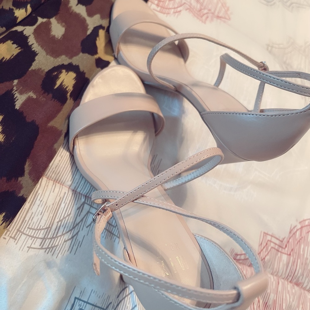 Nude heel with criss cross strap